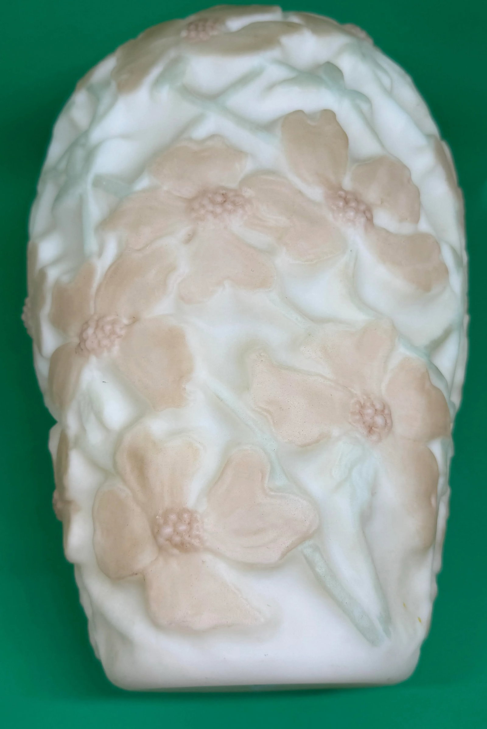 Early 20th Century Art Deco Phoenix Consolidated Glass Tri-Color Dogwood Flowers on Satin Custard De - 8