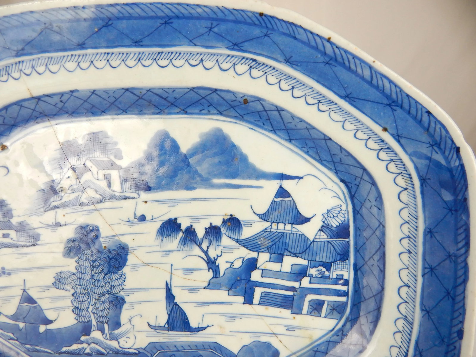Late 18th - Early 19th Century Canton Platter With Old Staple Repairs - 3
