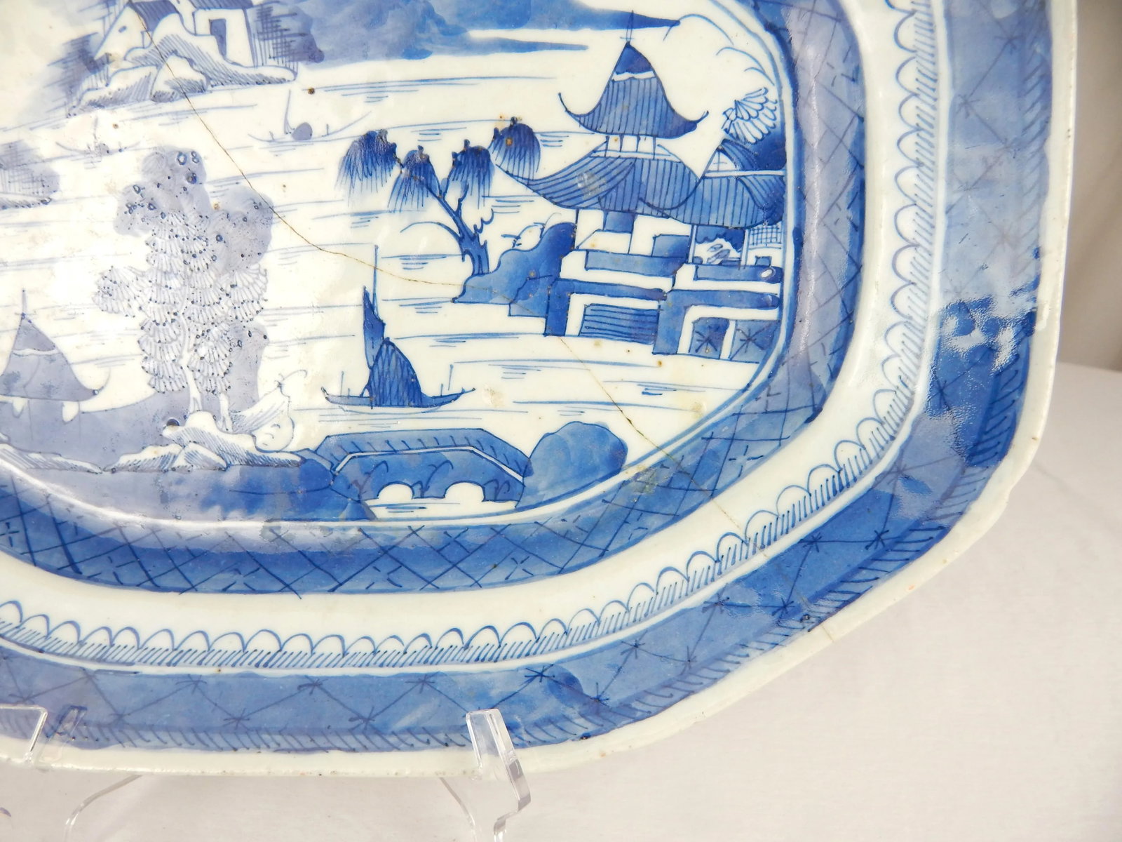 Late 18th - Early 19th Century Canton Platter With Old Staple Repairs - 4