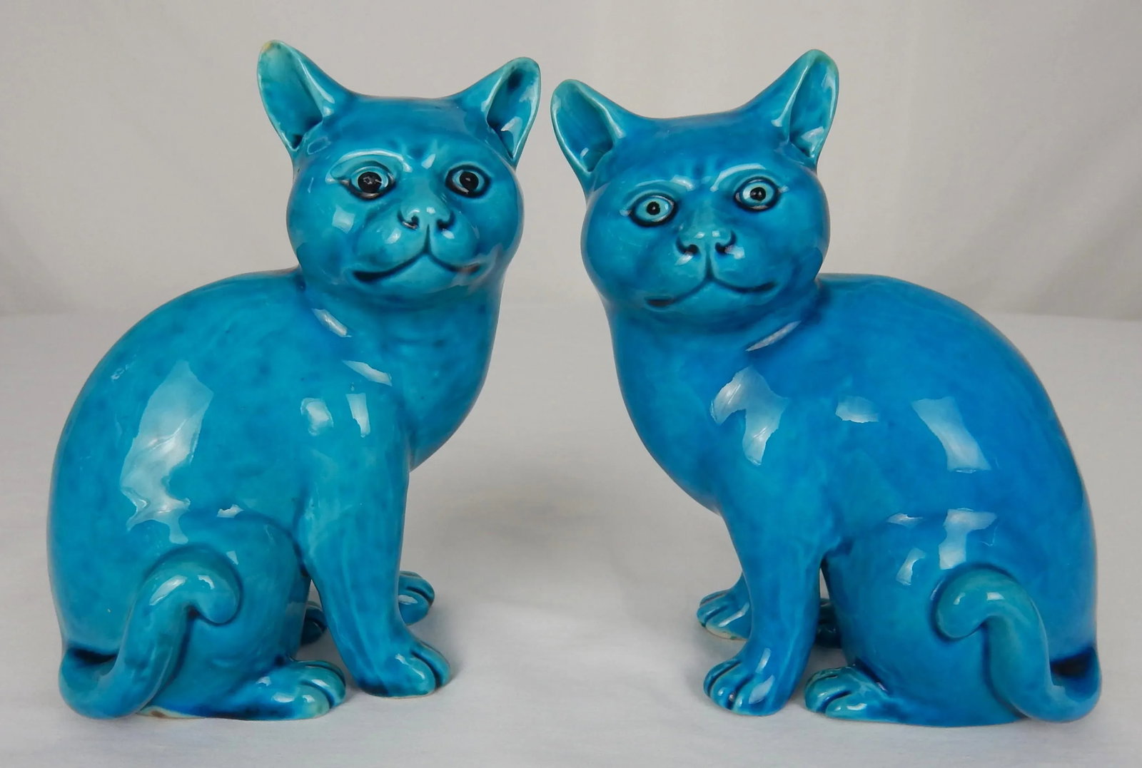 Early 20th Century Chinese Export Turquoise Blue Cat Figures, a Pair - 3