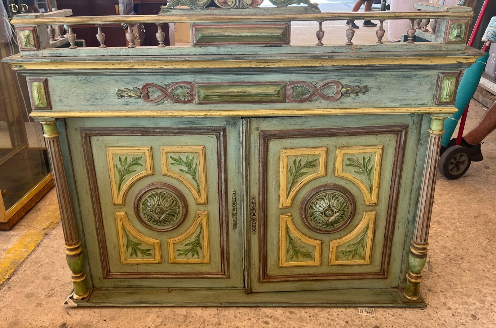 18th Century French Renaissance-Style Buffet a Deux Corps in Walnut - 4