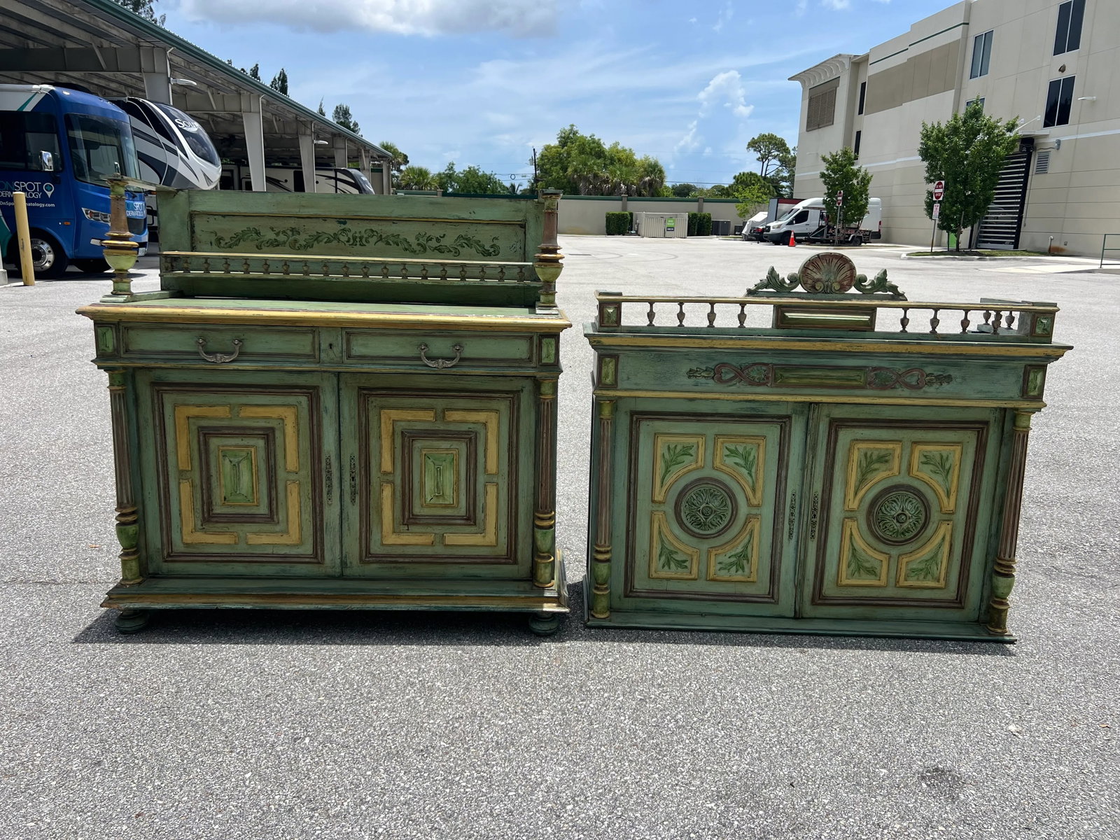 18th Century French Renaissance-Style Buffet a Deux Corps in Walnut - 6