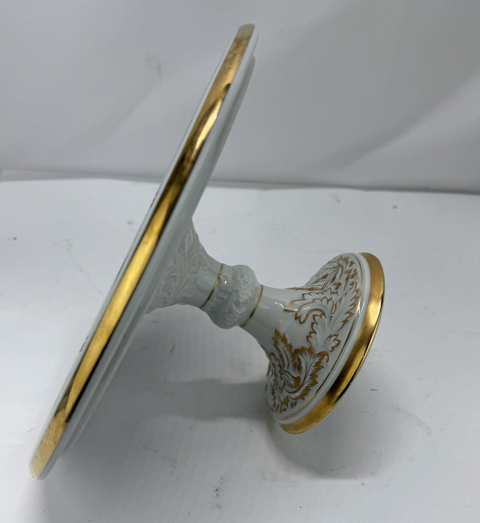 Royal Porzellan Manufaktur Gilded Pedestal Tazza With Scrollwork and Acanthus - 2