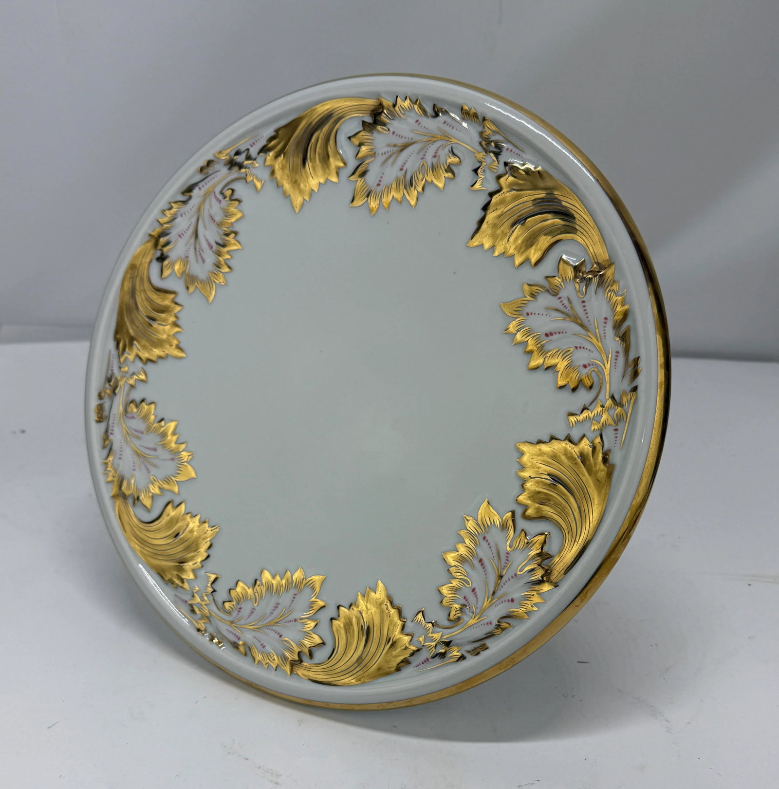 Royal Porzellan Manufaktur Gilded Pedestal Tazza With Scrollwork and Acanthus - 3