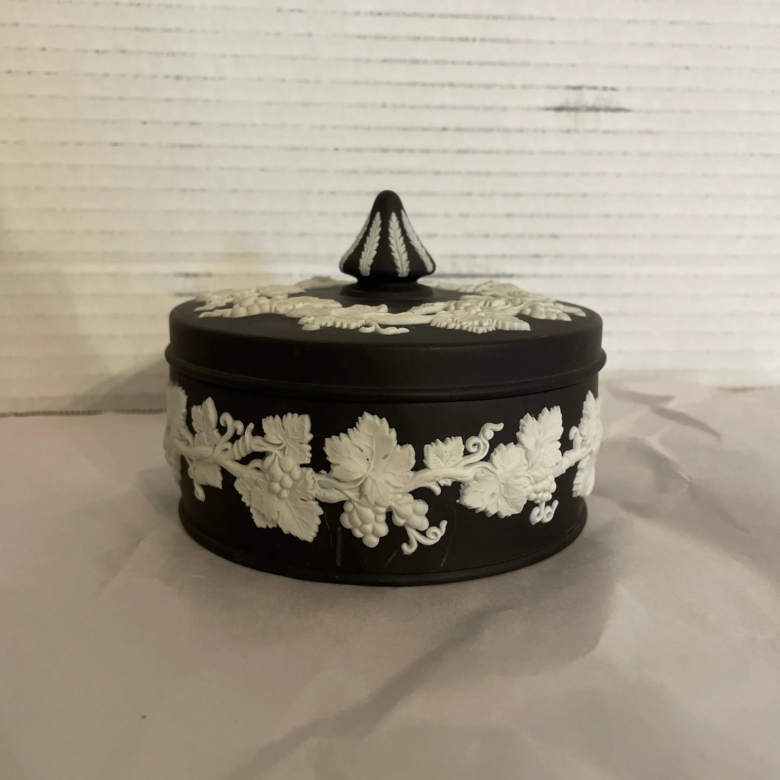 Antique Black Round Lidded Wedgwood Box - 4