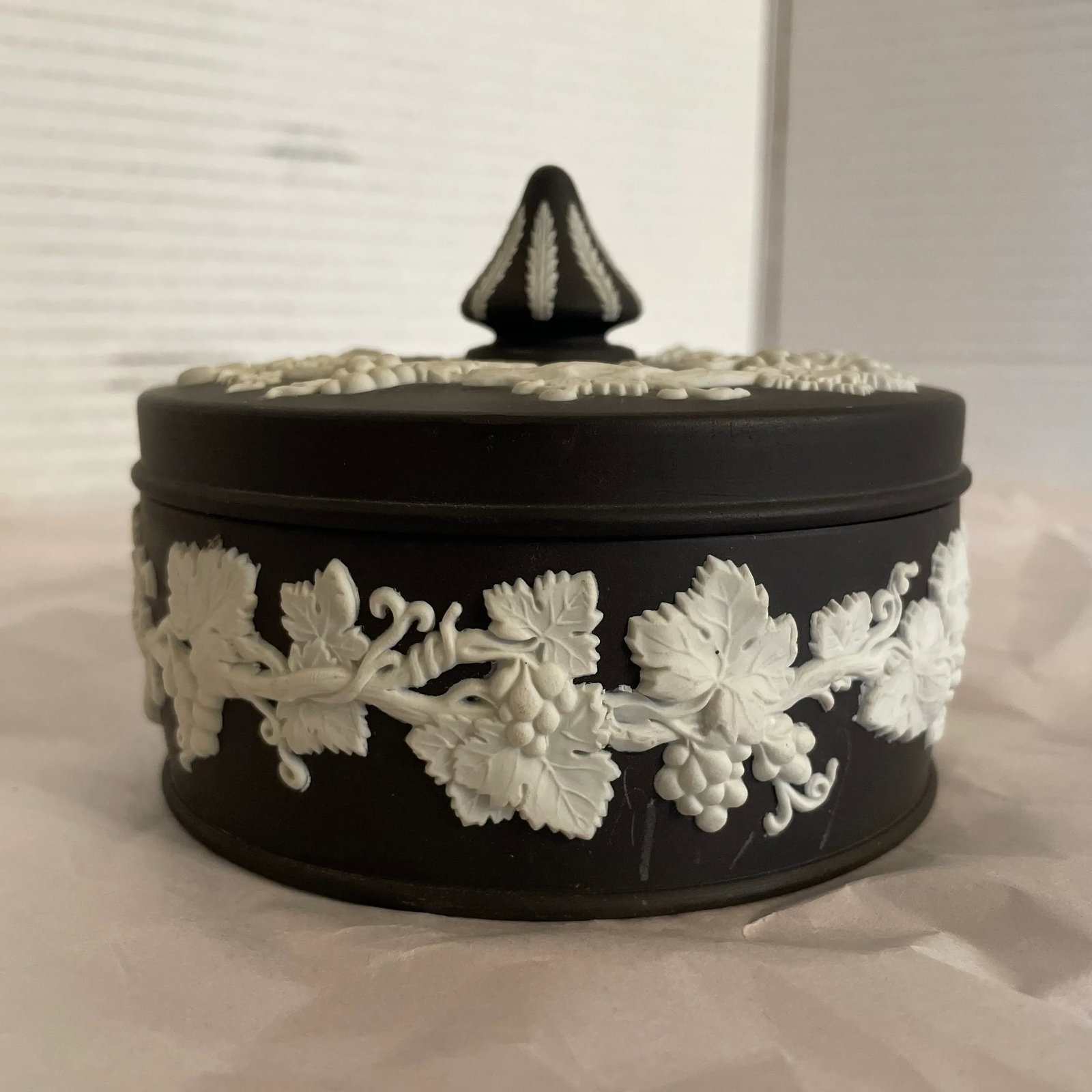 Antique Black Round Lidded Wedgwood Box - 6