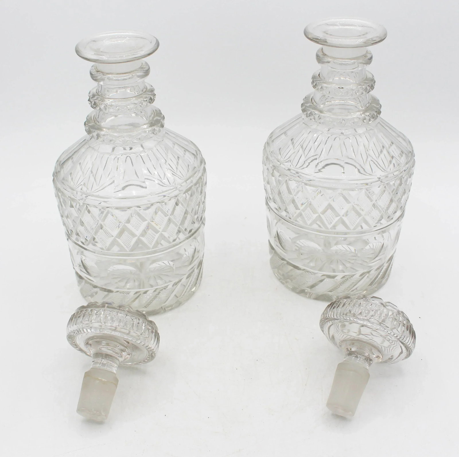 C. 1820 Pair of Georgian Anglo-Irish Cut Glass Decanters - 2