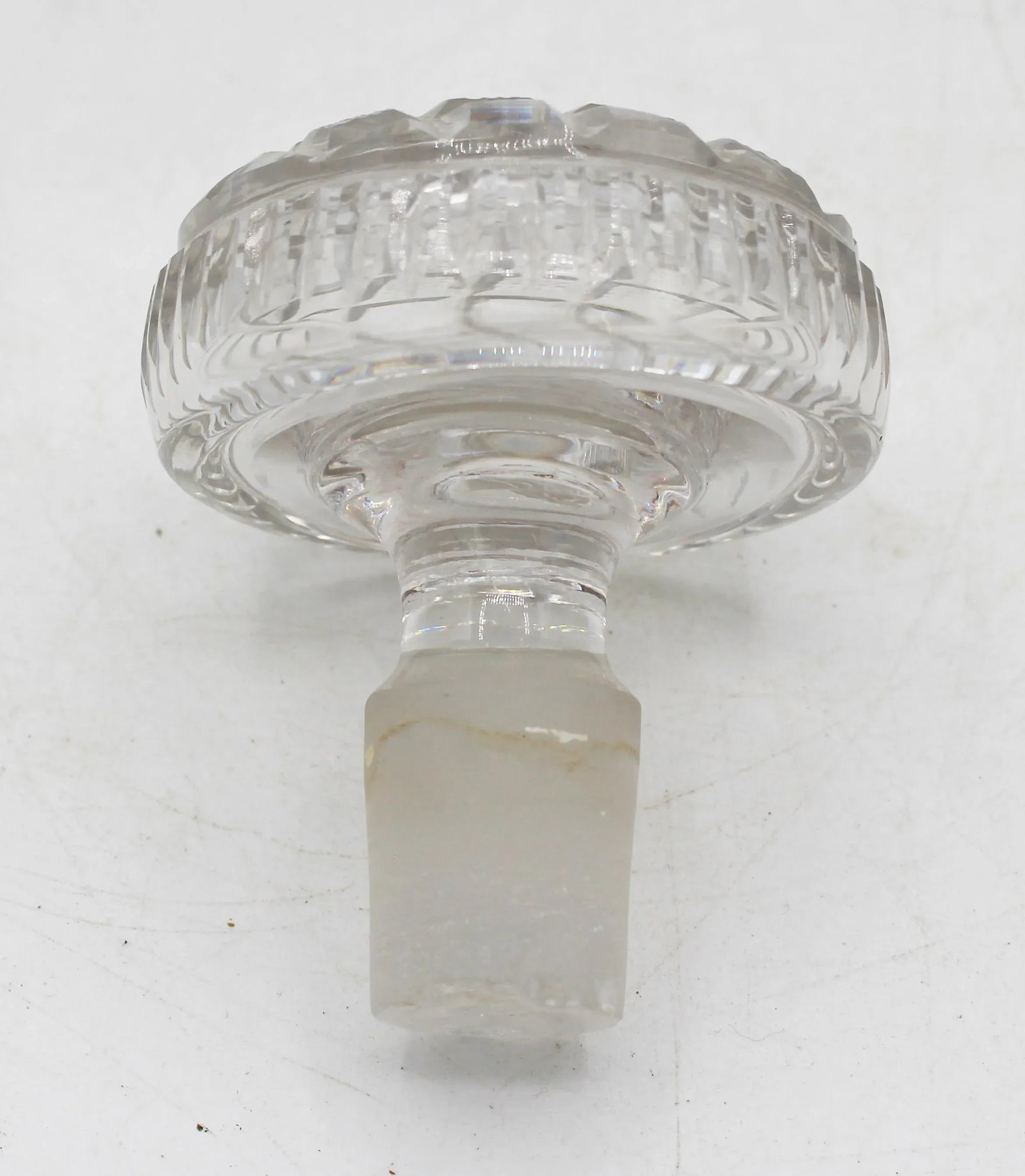 C. 1820 Pair of Georgian Anglo-Irish Cut Glass Decanters - 4