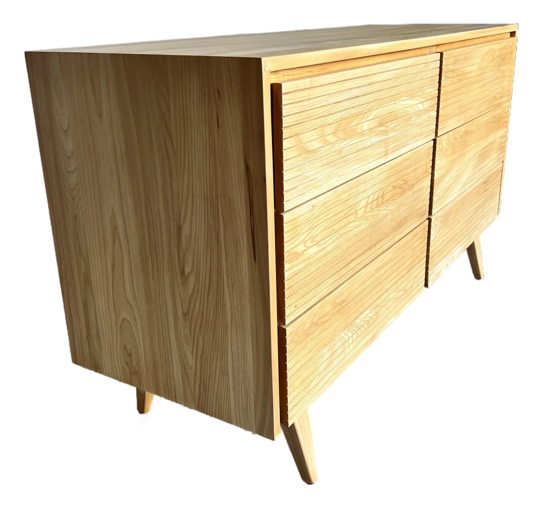 Newly Refinished Mid Century Blonde Dresser: Beautifully refinished vintage blonde dresser, featuring 6 drawers with etched detailing that move perfectly and tapered legs. In excellent vintage condition. Please refer to our other listings for