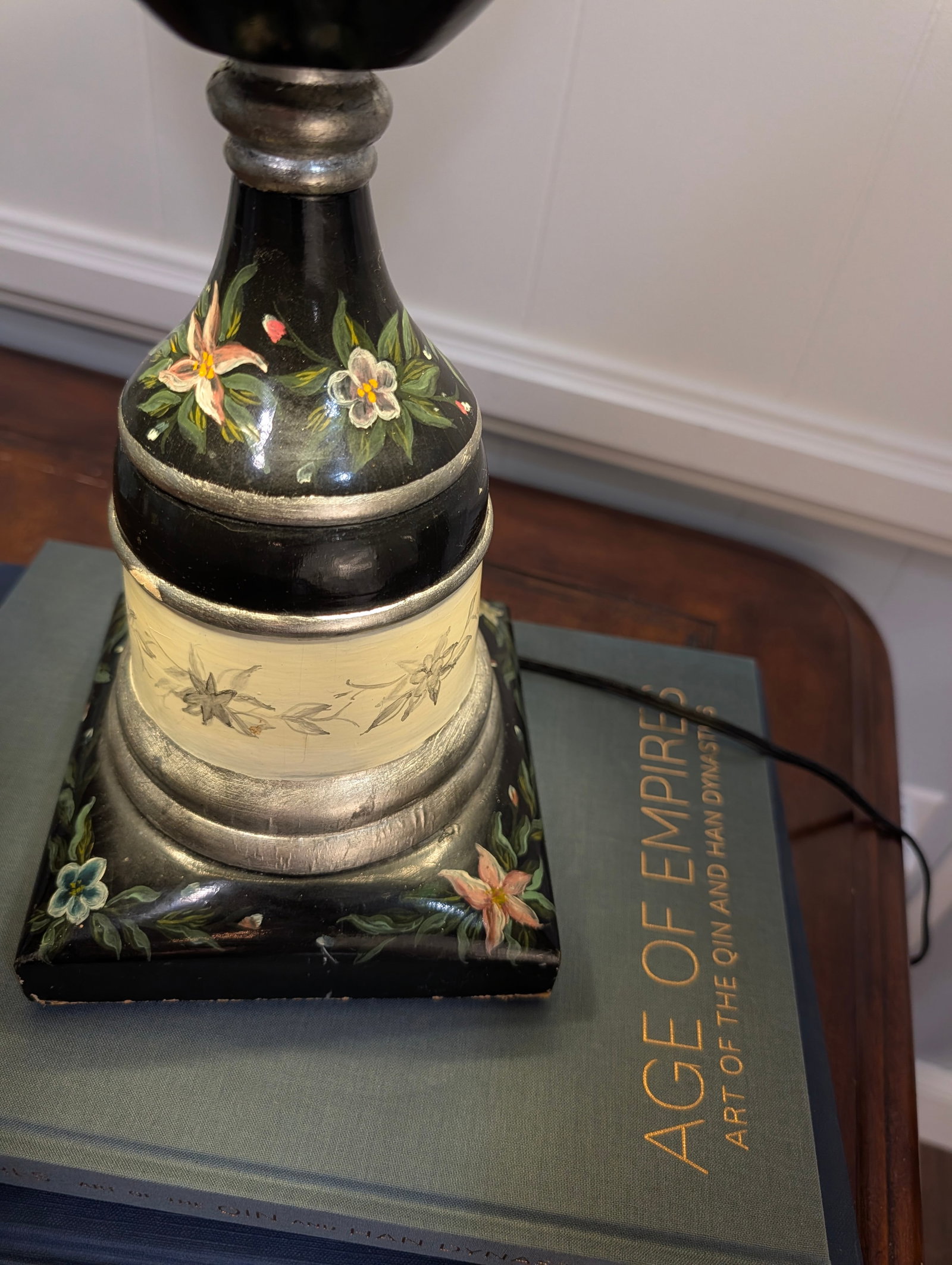 Large Vintage Hand-Painted Chinoiserie Black Lacquer Urn Table Lamp - 8