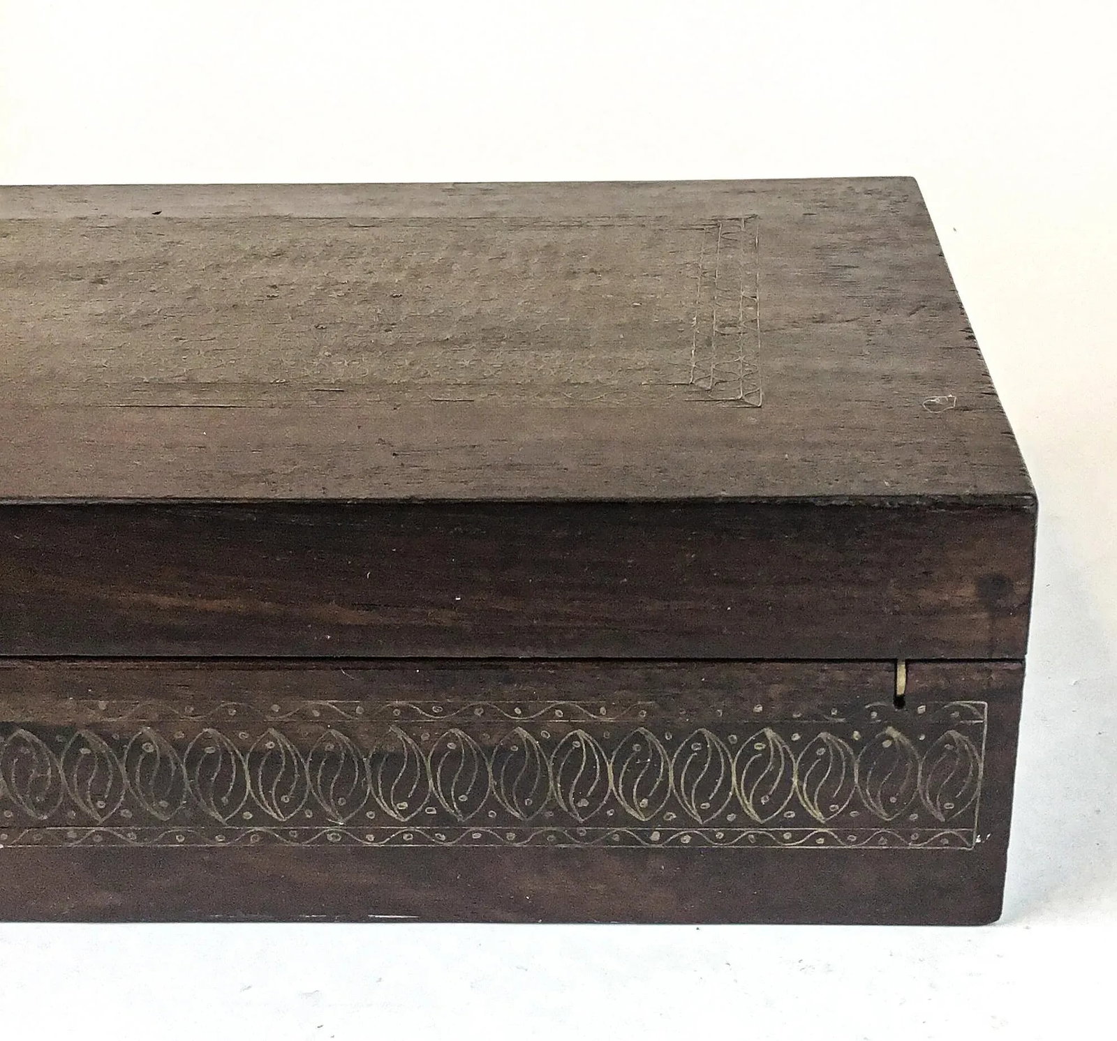 Vintage Large Mahogany Brass Inlaid Treasure Jewelry Box - 10