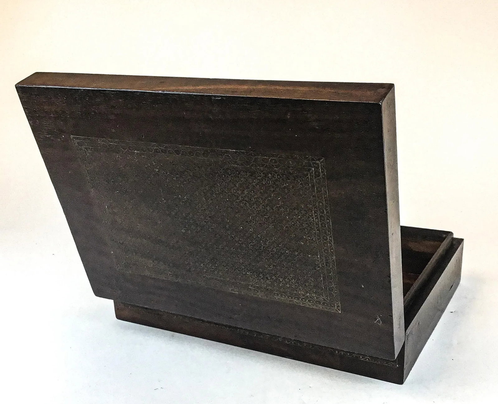 Vintage Large Mahogany Brass Inlaid Treasure Jewelry Box - 4