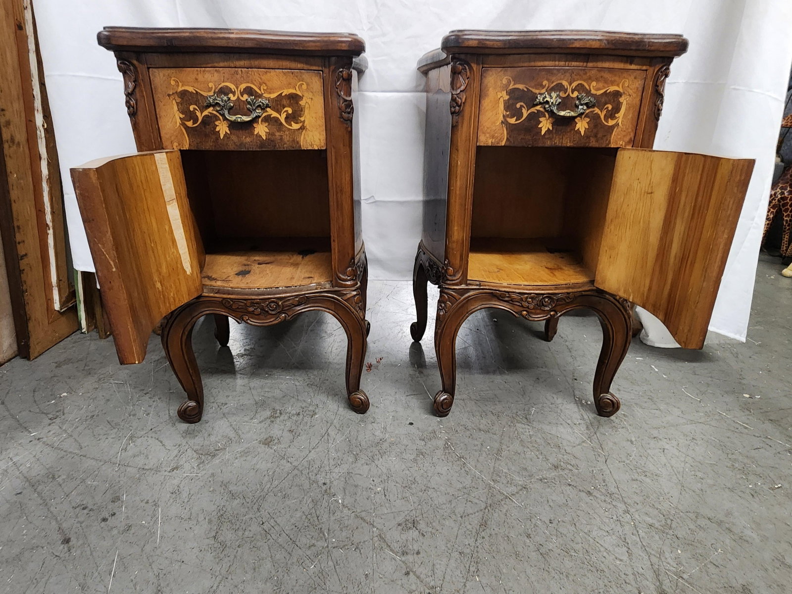 1940s Pair of Beautiful Inlay Rococo Nightstands - 6