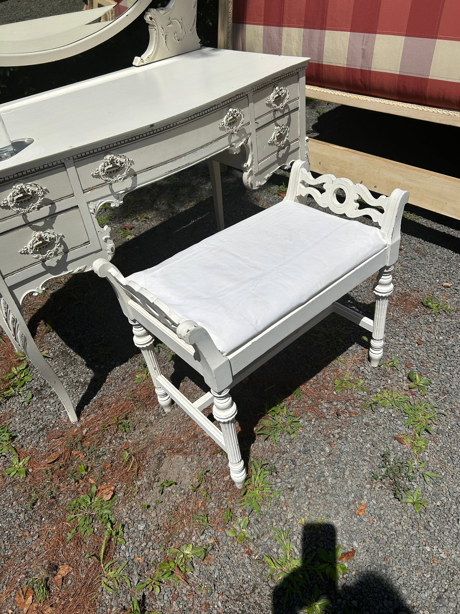 Charming White Painted Wood Vanity With Oval Mirror - 10