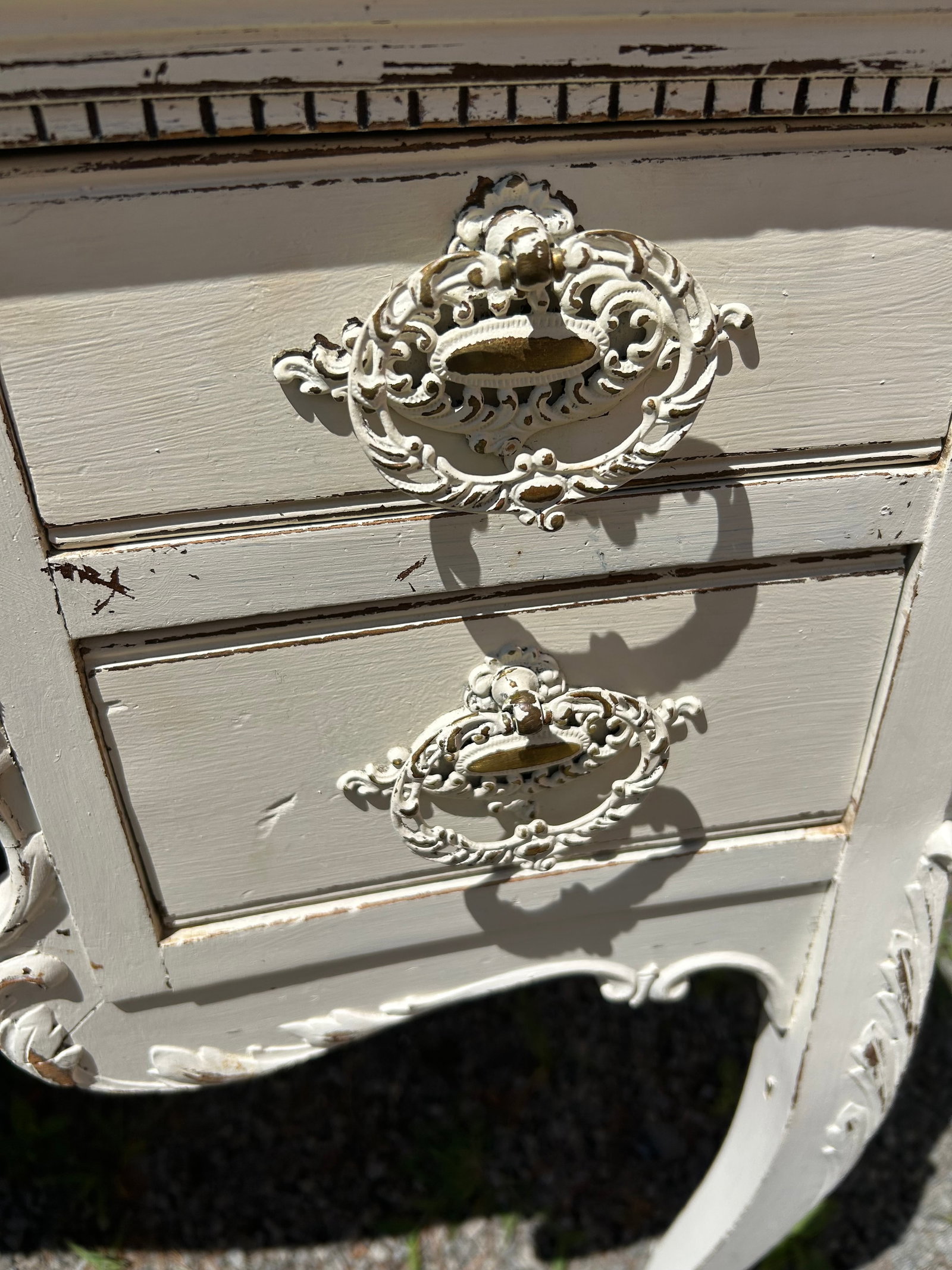 Charming White Painted Wood Vanity With Oval Mirror - 7