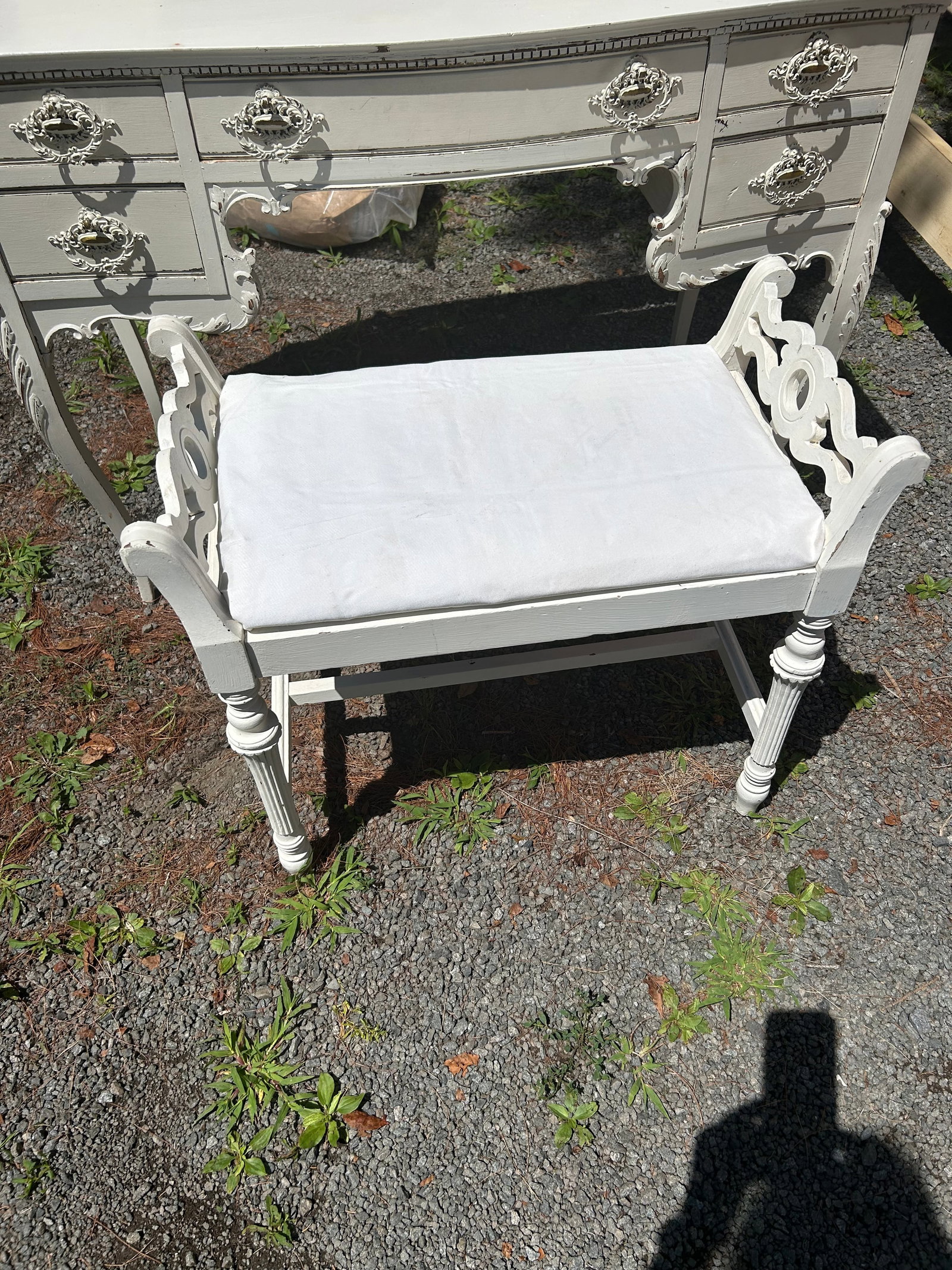 Charming White Painted Wood Vanity With Oval Mirror - 9