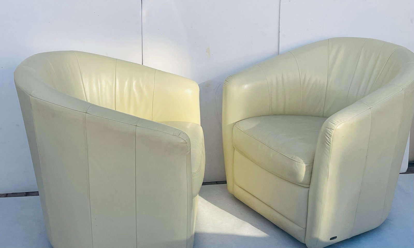 20 Th. Pair of Italian Natuzzi Leather Barrel Back Swivel Chaits - 2