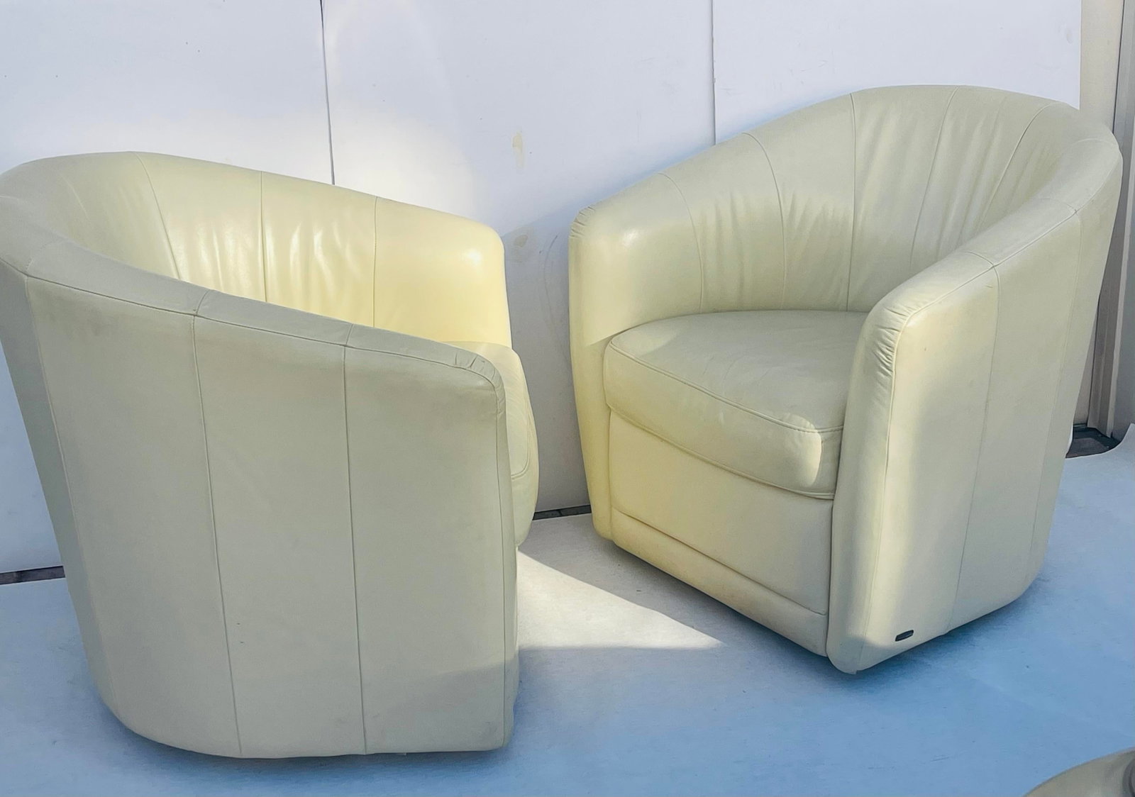 20 Th. Pair of Italian Natuzzi Leather Barrel Back Swivel Chaits - 3