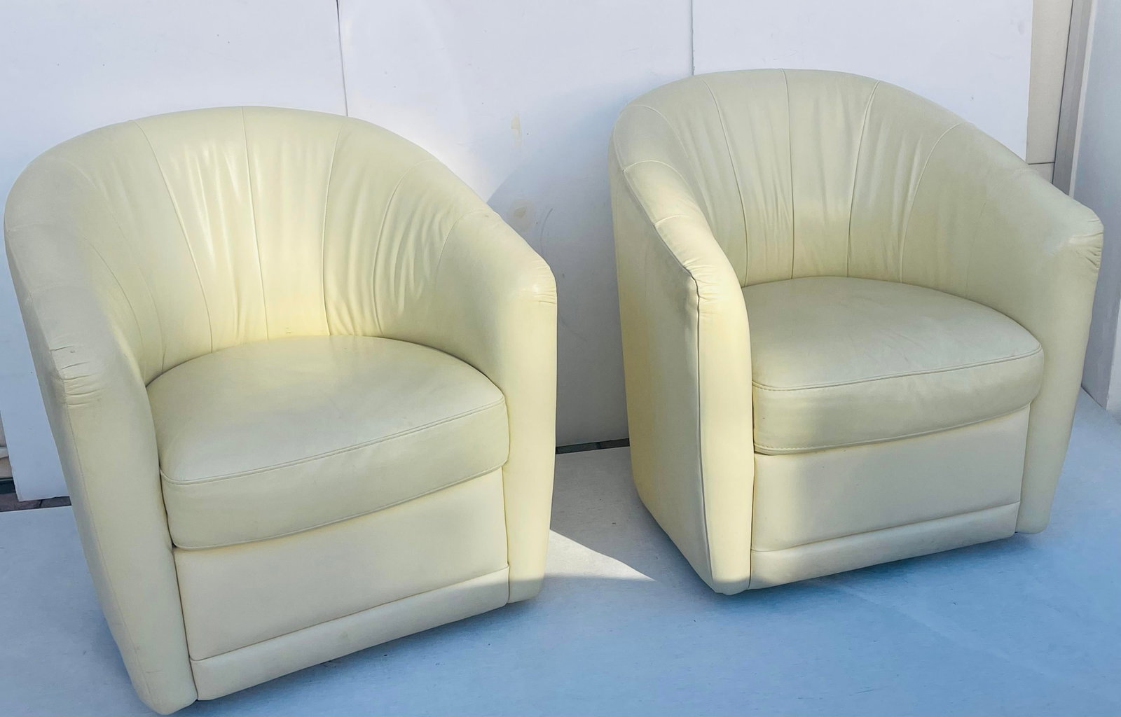 20 Th. Pair of Italian Natuzzi Leather Barrel Back Swivel Chaits - 4