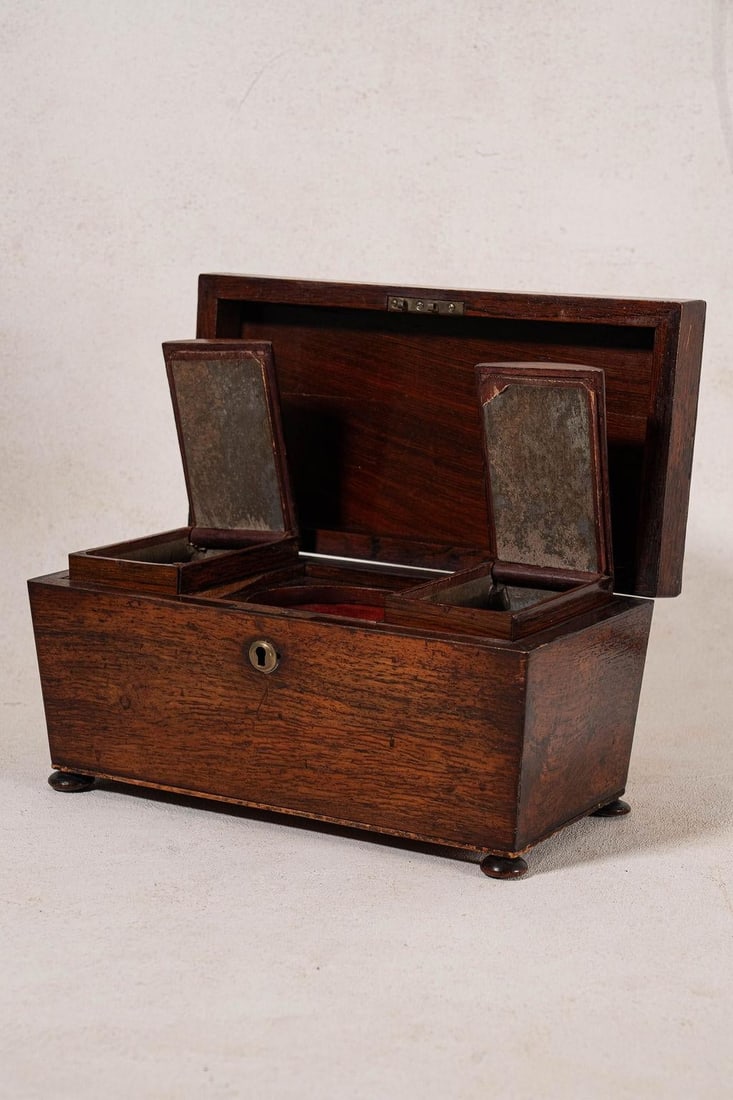 William IV Rosewood Tea Caddy With Original Fittings on Bun Feet (C. 1835) - 4