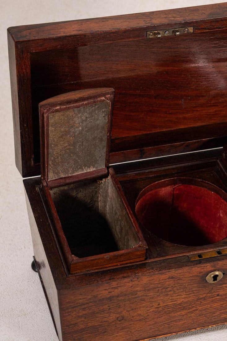 William IV Rosewood Tea Caddy With Original Fittings on Bun Feet (C. 1835) - 5