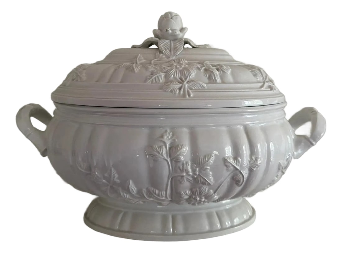 Elegant Vintage Mottahdeh Tureen Musee Des Arts - Made in Italy: The Elegant Vintage Mottahdeh Tureen Musee Des Arts is a beautifully crafted piece of pottery, made in Italy but based on 18th century French pattern. With its vintage pattern and elegant design,