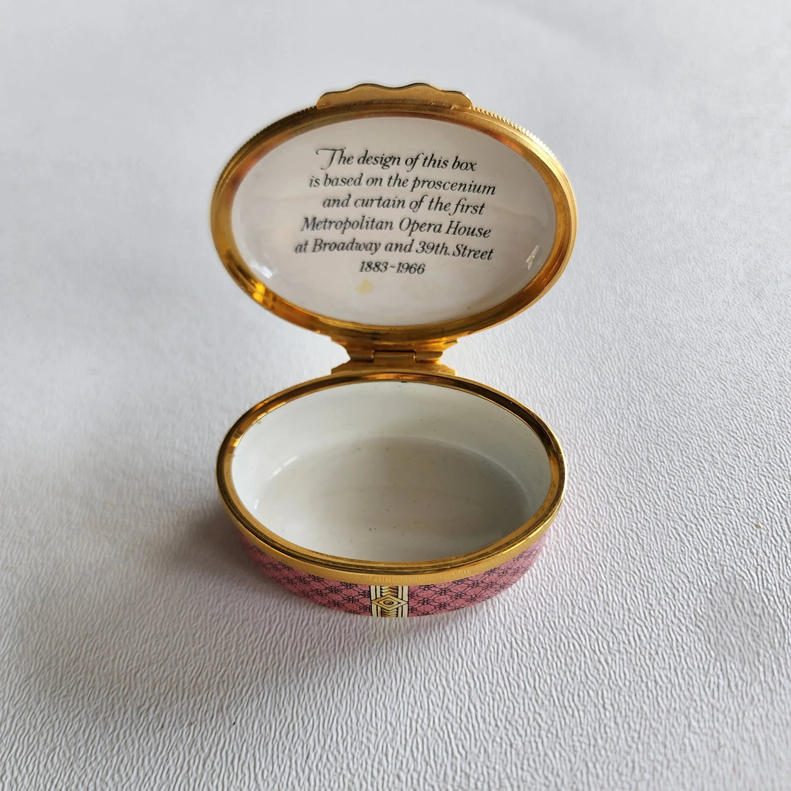 1984 Halcyon Days Enamel Collectible Box Celebrating Metropolitan Opera House - 2