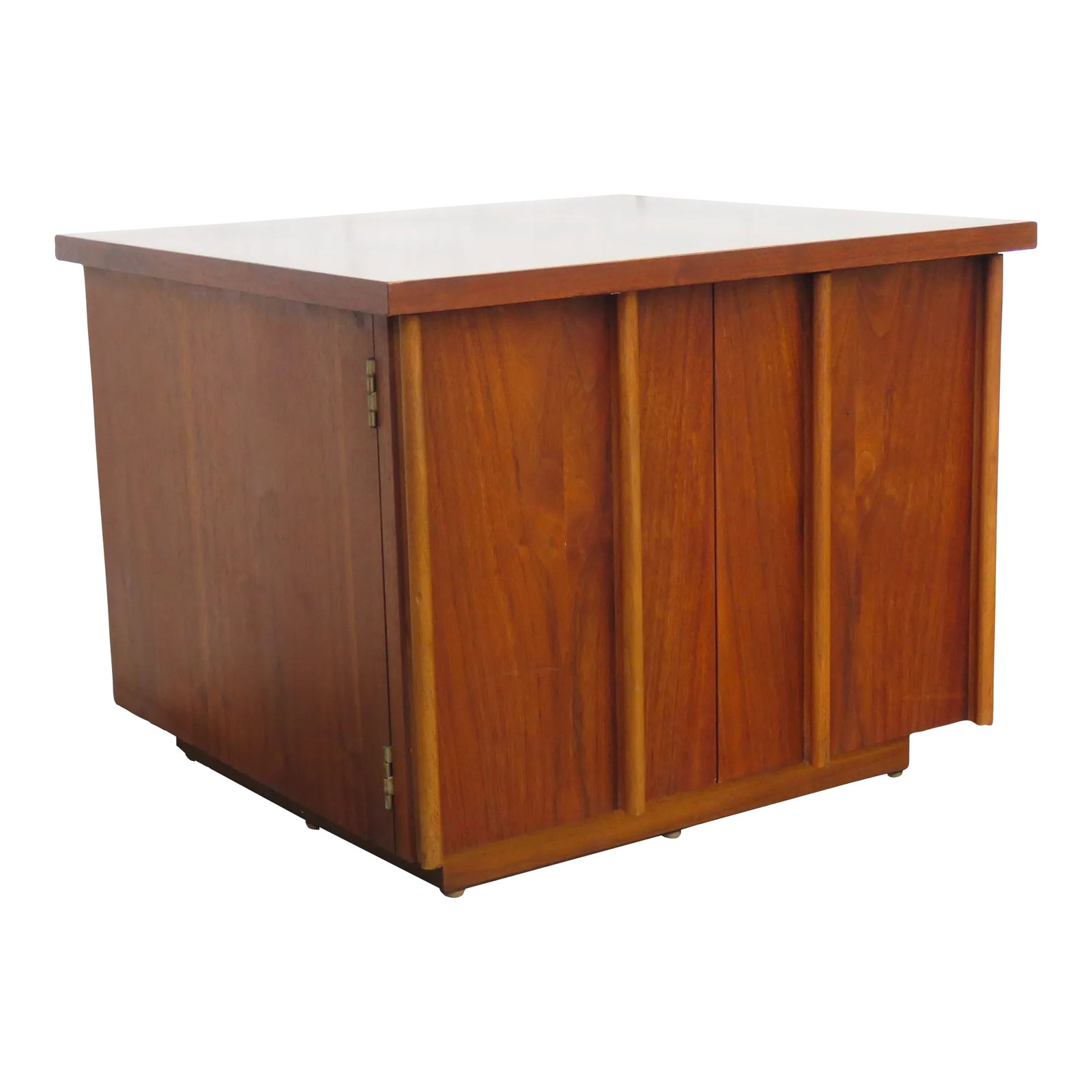 Lane Mid Century Modern Nightstand Side End Lamp Table Bar Commode: This gorgeous Side Lamp Table is made of wood, and walnut veneer. The Table was made by Lane STYLE 997- 97 SERIAL NO 2271330. The Table has a Mid Century Modern style and design, and walnut stain fini