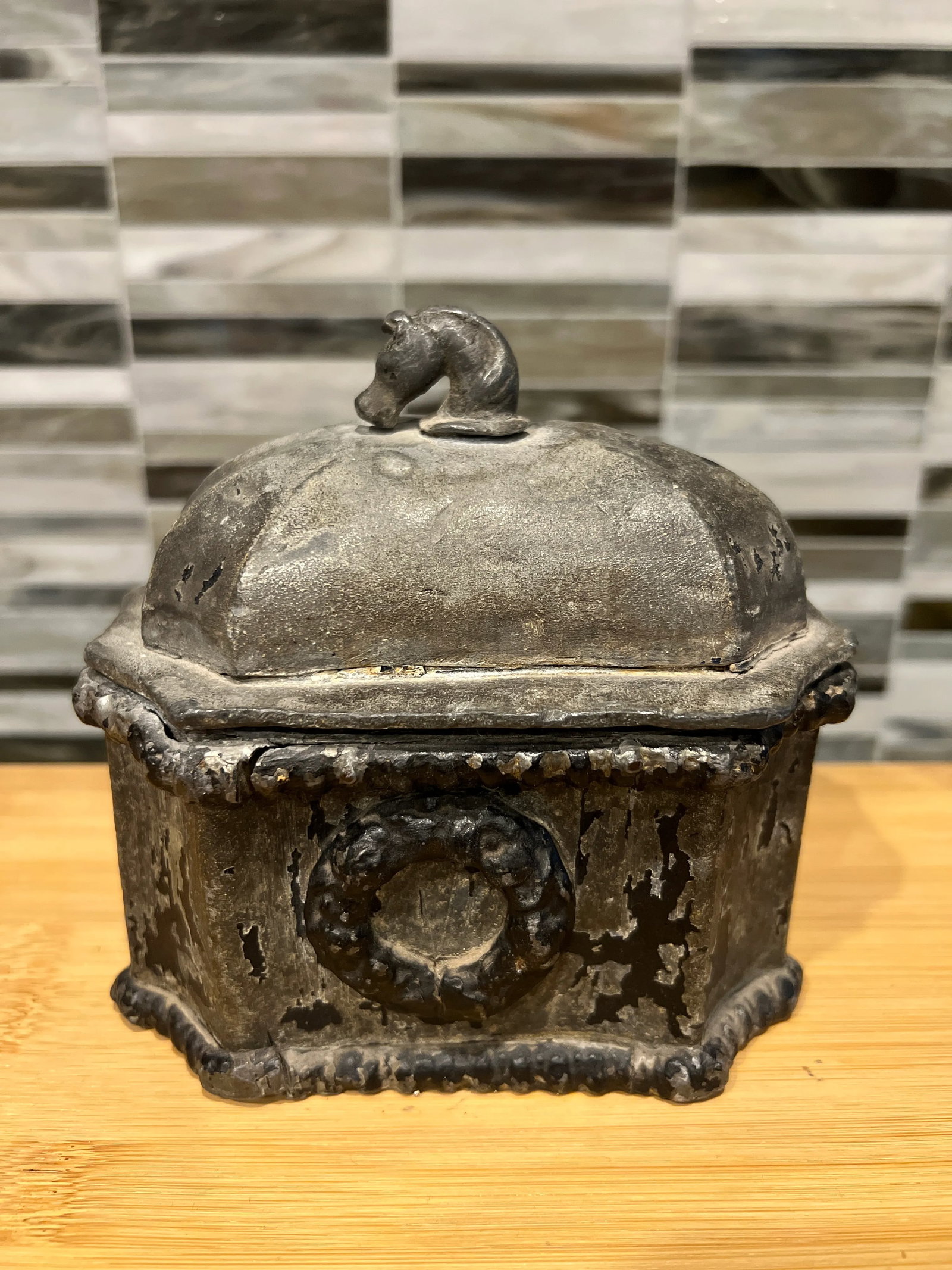 18th Century, English Georgian Lead Tobacco Keeper - Horse Finial - 6
