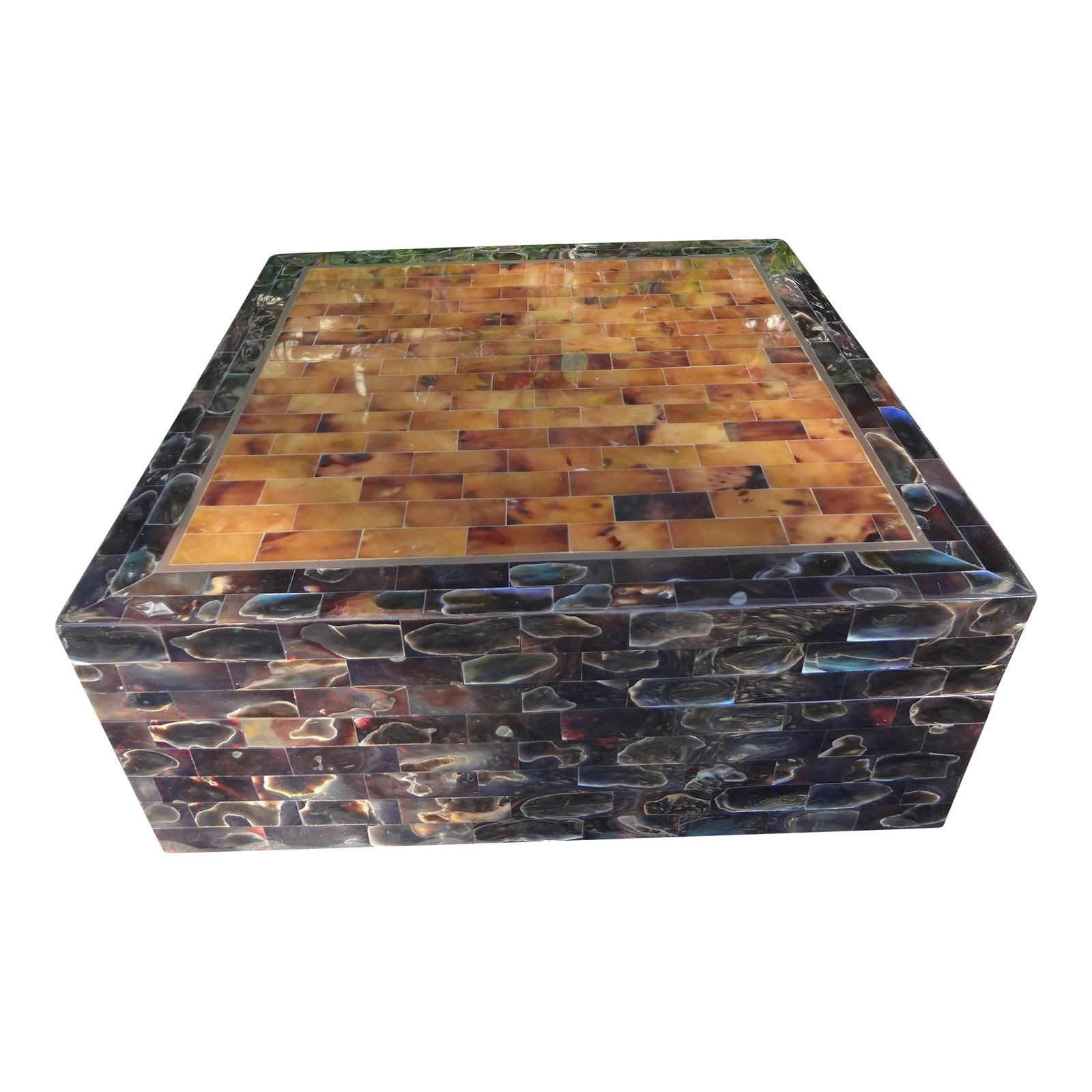 Vintage Maitland-Smith Tessellated Horn Box: Vintage Maitland-Smith Tessellated Horn Box. This handsome large Maitland Smith decorative square box or jewelry box is in great condition and makes a great coffee table accessory. Condition: Alterati