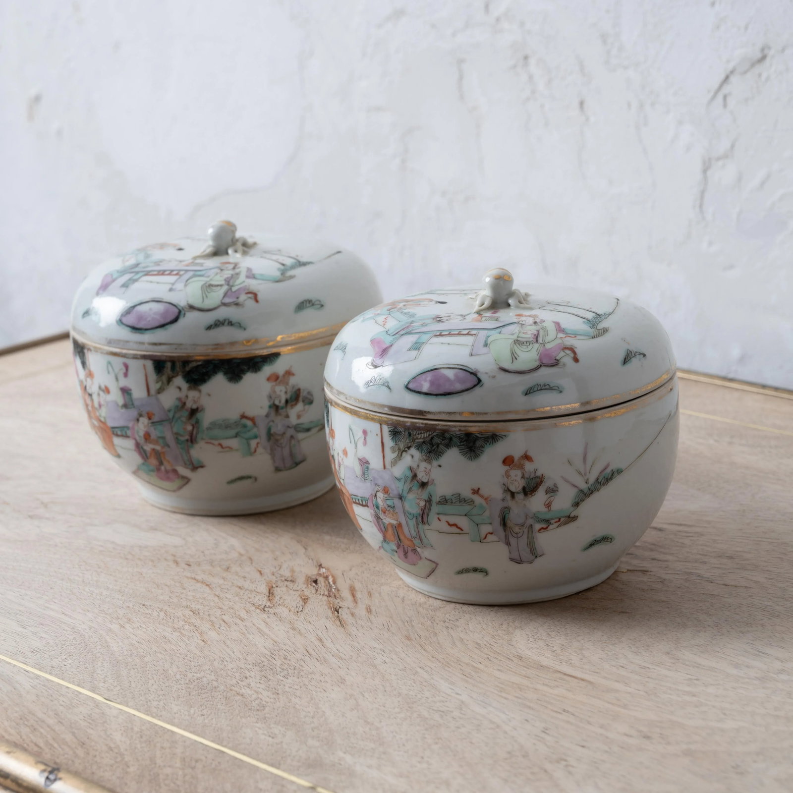A Pair of Famille Rose Lidded Jars, 19th Century - 3