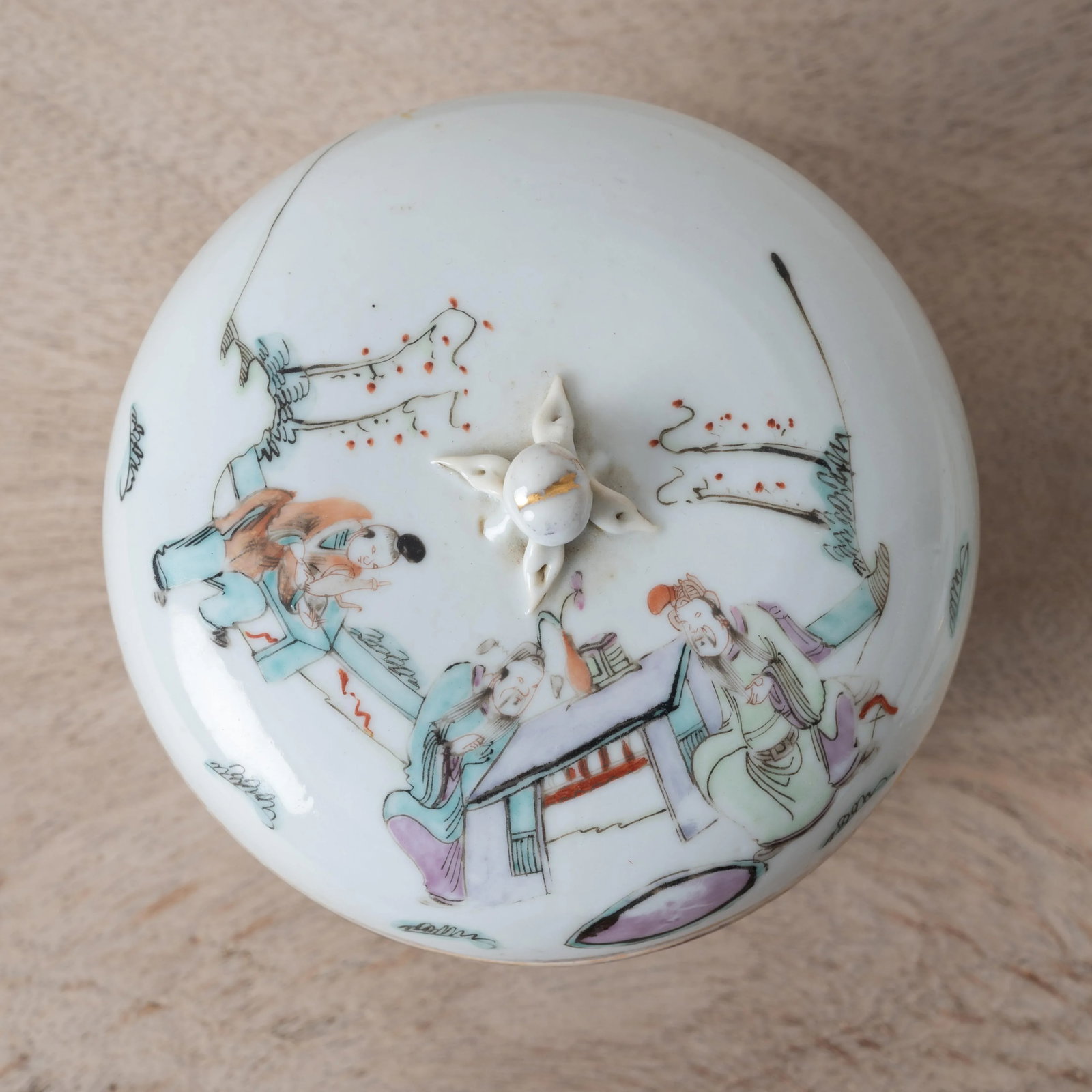 A Pair of Famille Rose Lidded Jars, 19th Century - 6