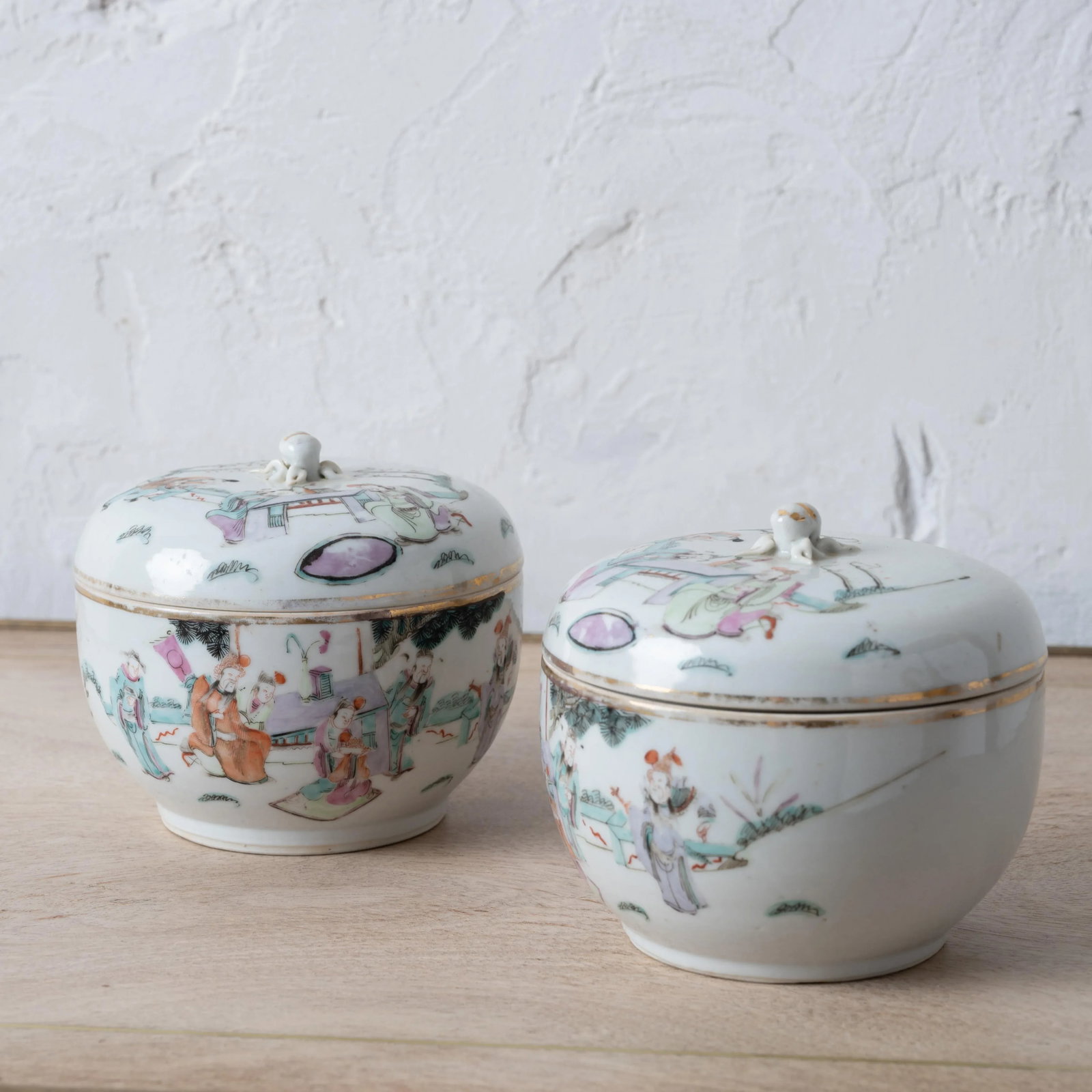 A Pair of Famille Rose Lidded Jars, 19th Century - 7