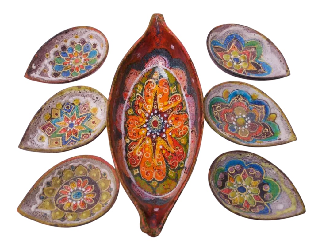 Set of Midcentury Italian Modern Zaramella Ceramic Serving and Condiment Bowls: Spectacular set of seven Italian Modern studio ceramic bowls by Zaramella: one boat-shaped serving, six tear-drop condiment / smaller bowls. Beautiful and refined pattern and color combinations which 