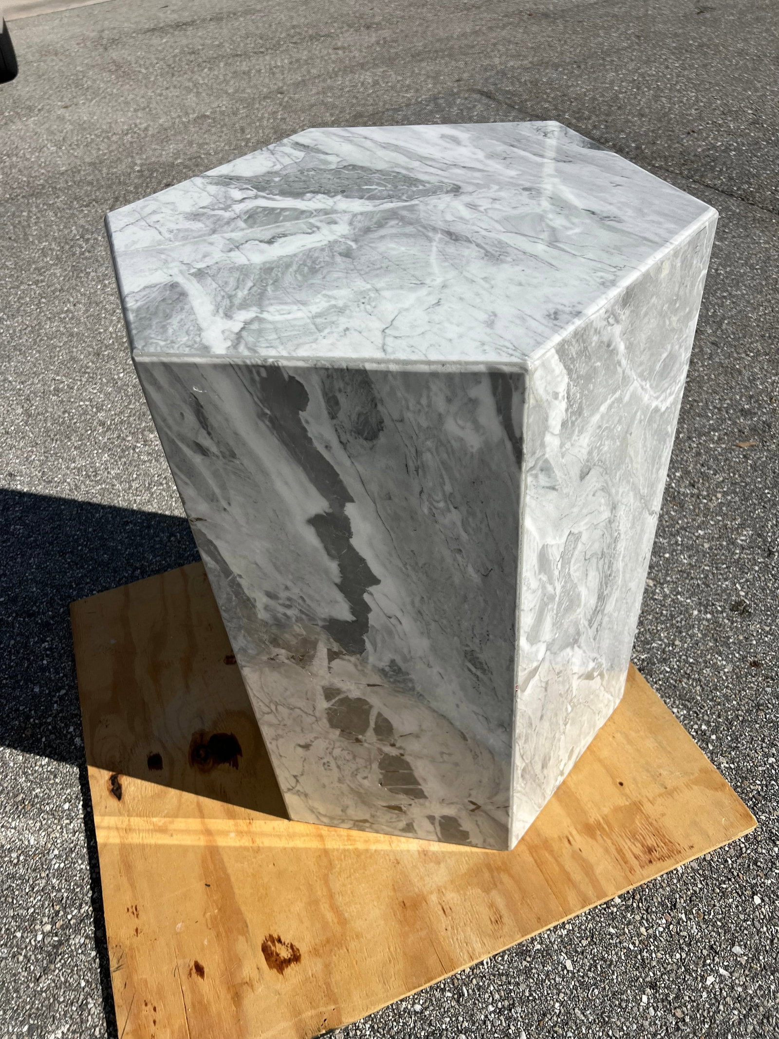 Italian Modern Sculptural Octagonal Shaped Dining Table in Marble, Made in 1970s - 2