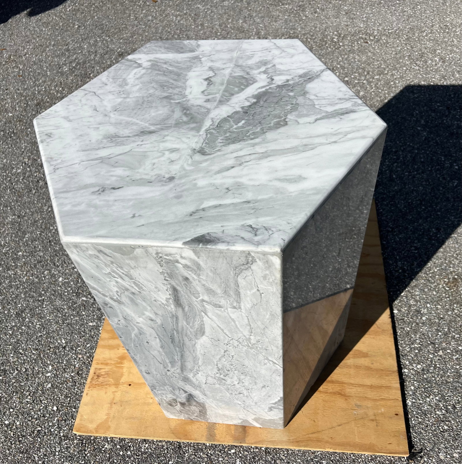 Italian Modern Sculptural Octagonal Shaped Dining Table in Marble, Made in 1970s - 4