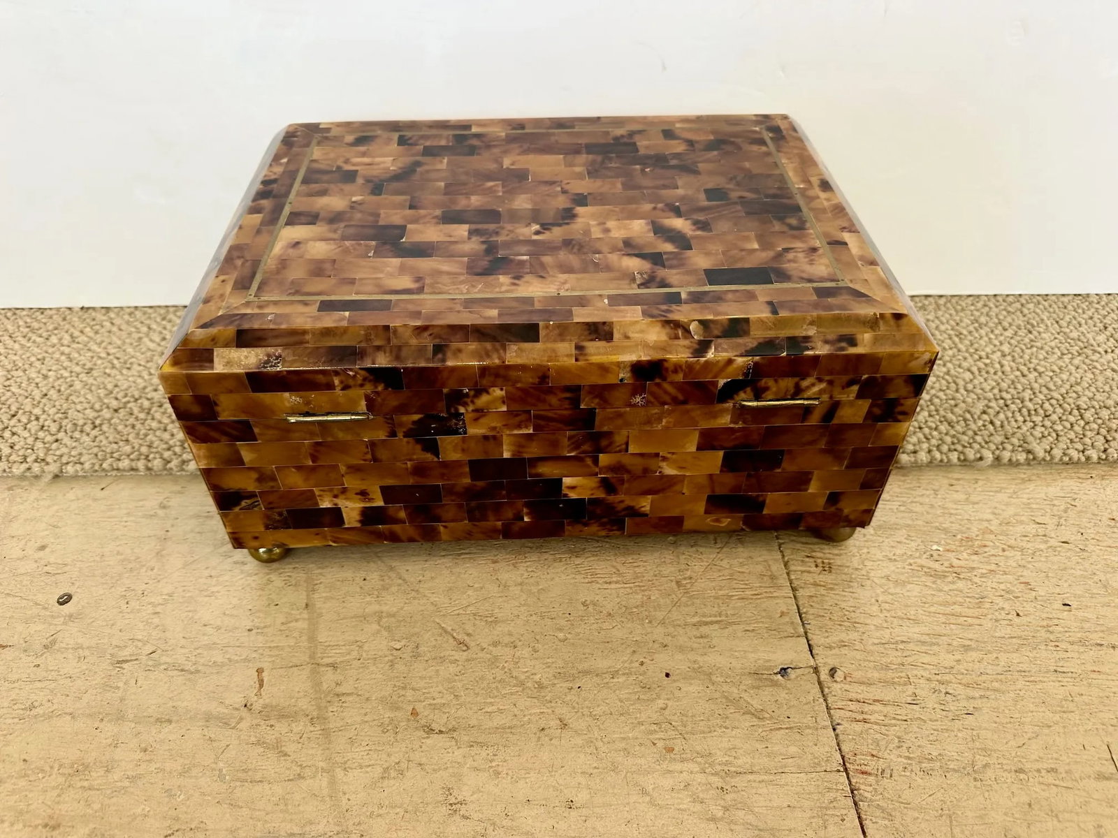 Glossy Horn Box With Brass Inlay and Ball Feet - 8