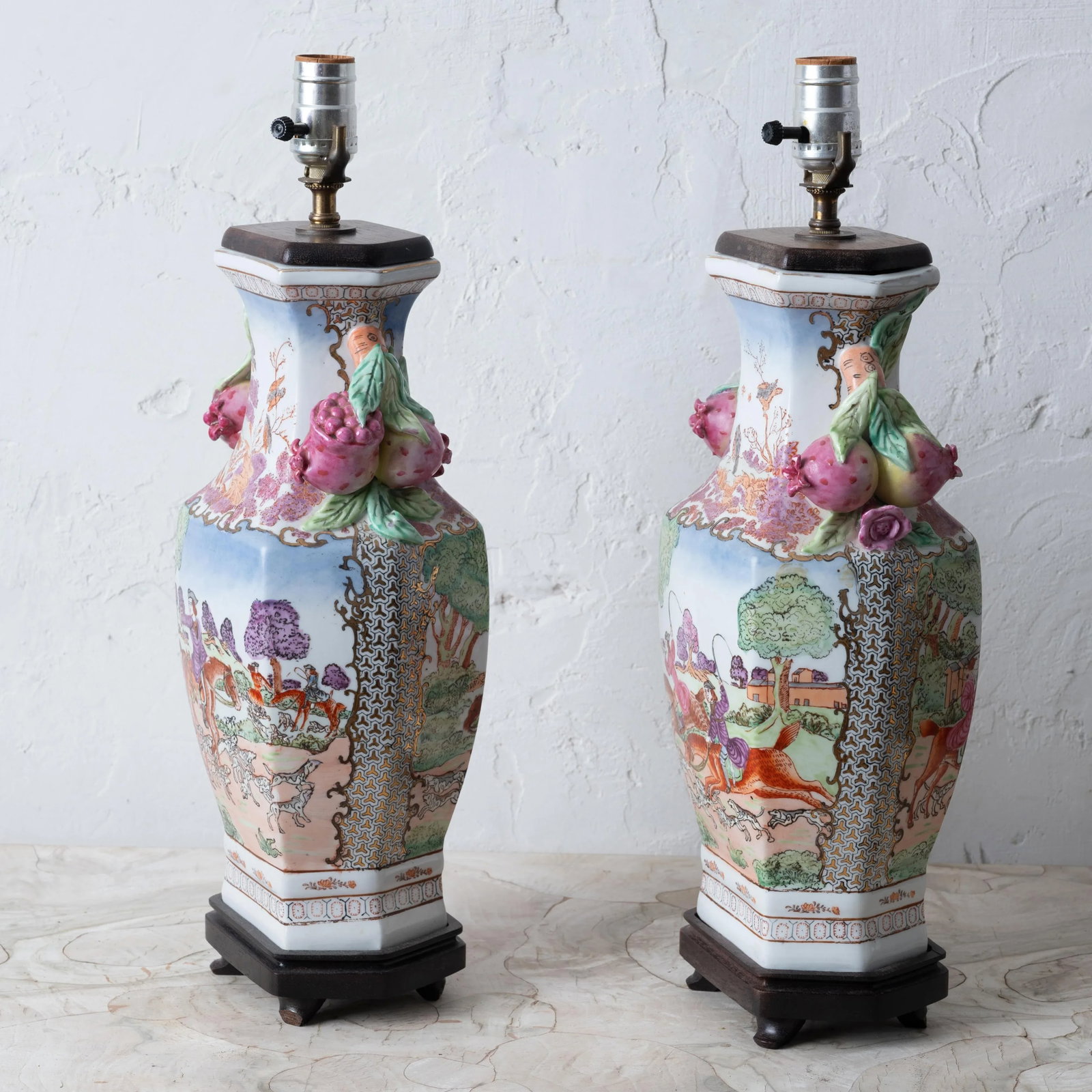 A Pair of Chinese Export Hunt Scene Porcelain Lamps - 10