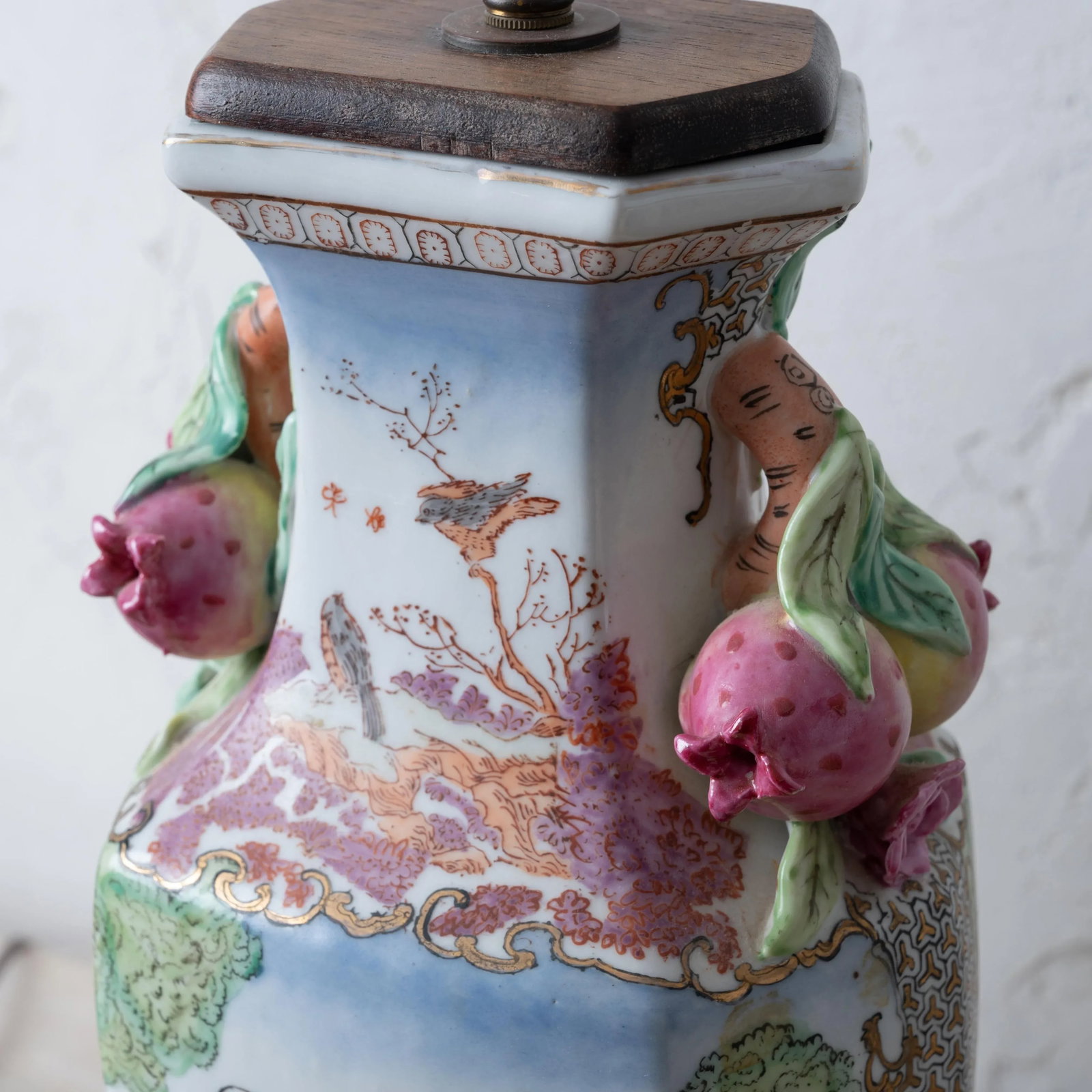 A Pair of Chinese Export Hunt Scene Porcelain Lamps - 12