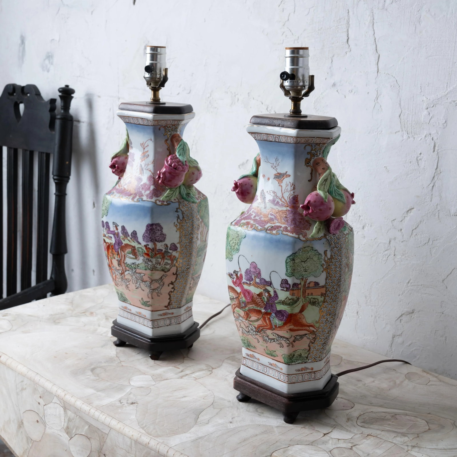 A Pair of Chinese Export Hunt Scene Porcelain Lamps - 2