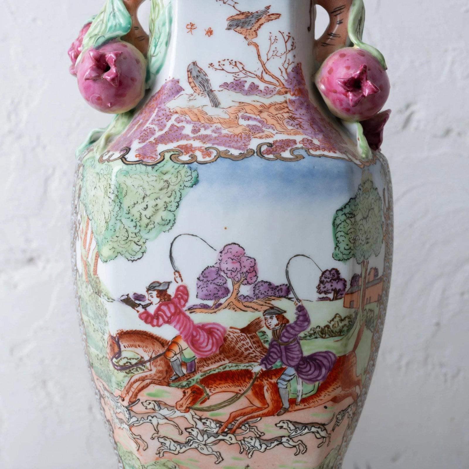 A Pair of Chinese Export Hunt Scene Porcelain Lamps - 3