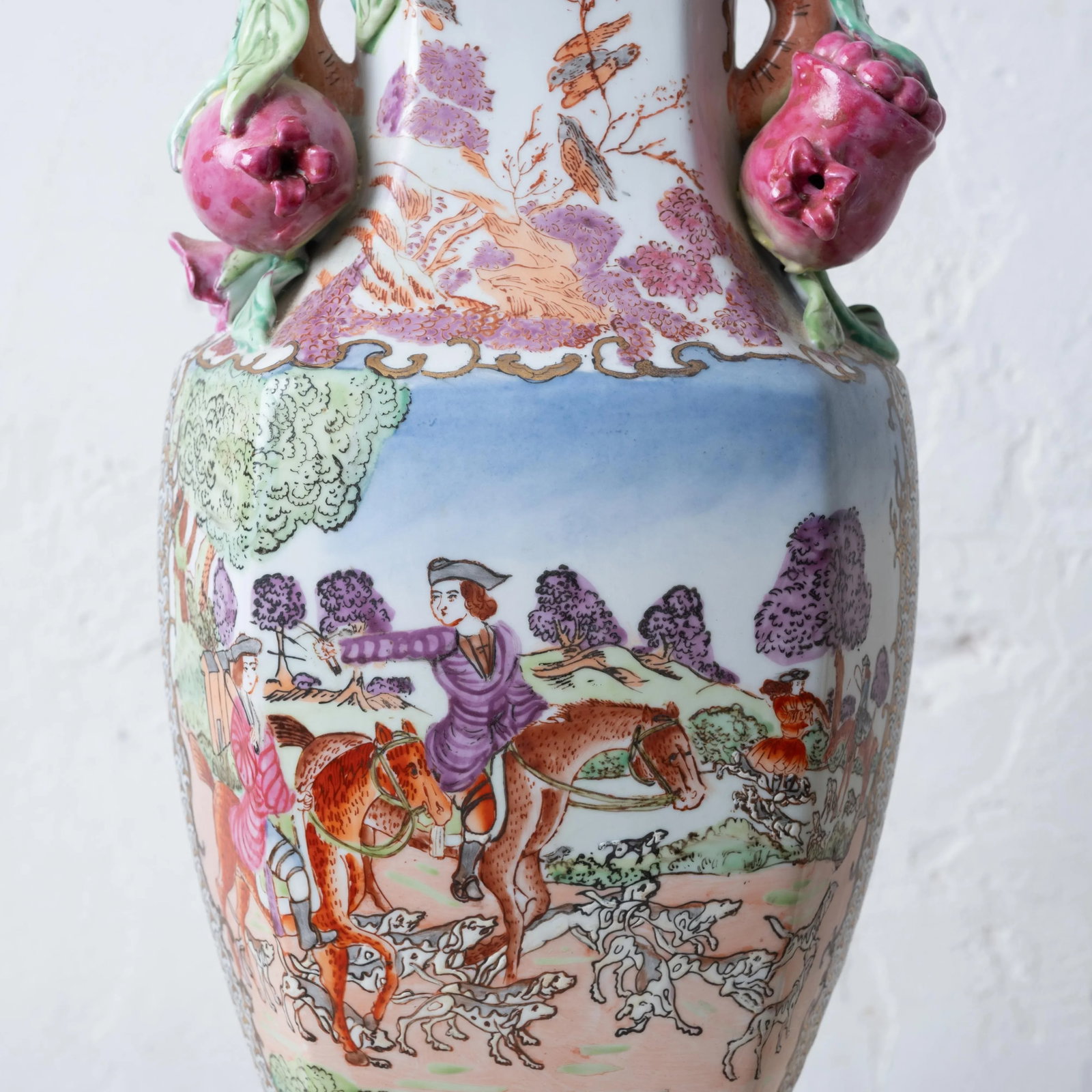A Pair of Chinese Export Hunt Scene Porcelain Lamps - 4