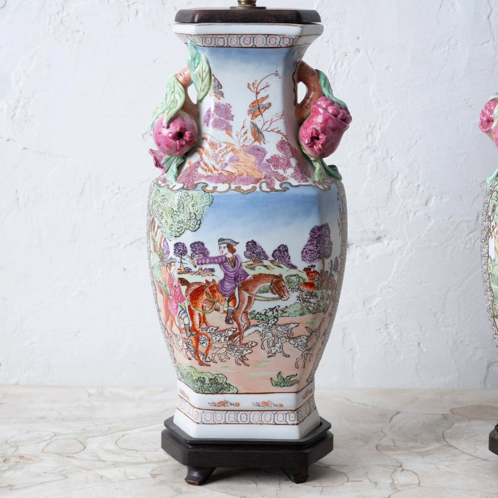 A Pair of Chinese Export Hunt Scene Porcelain Lamps - 5
