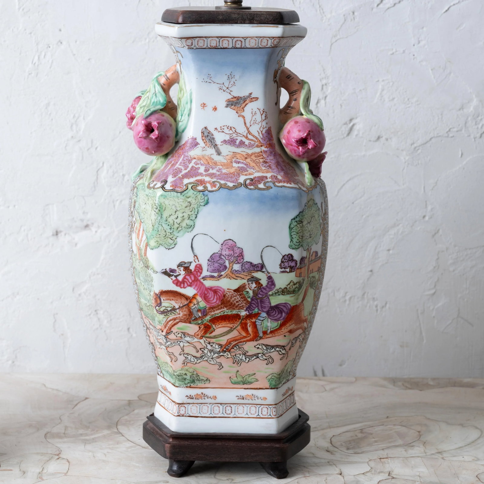 A Pair of Chinese Export Hunt Scene Porcelain Lamps - 6