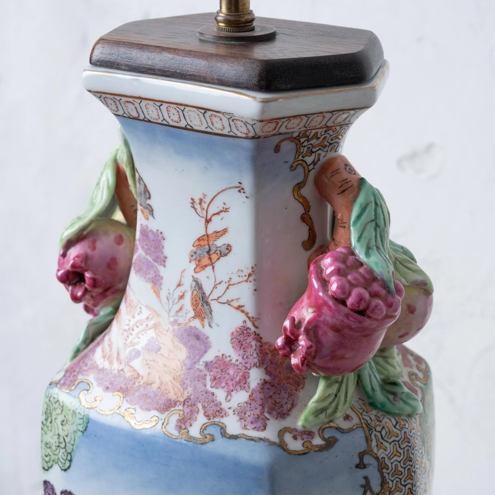 A Pair of Chinese Export Hunt Scene Porcelain Lamps - 7