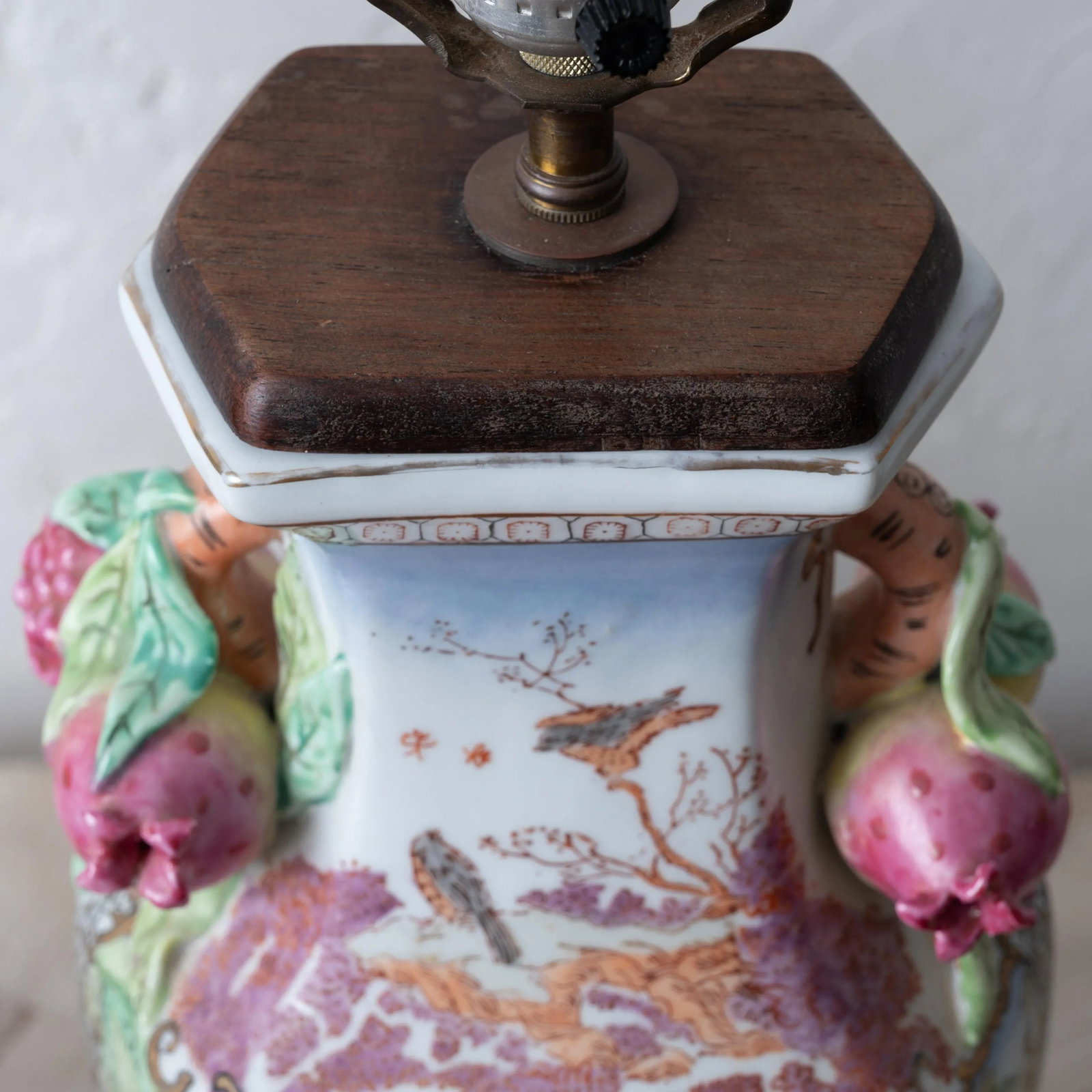 A Pair of Chinese Export Hunt Scene Porcelain Lamps - 8