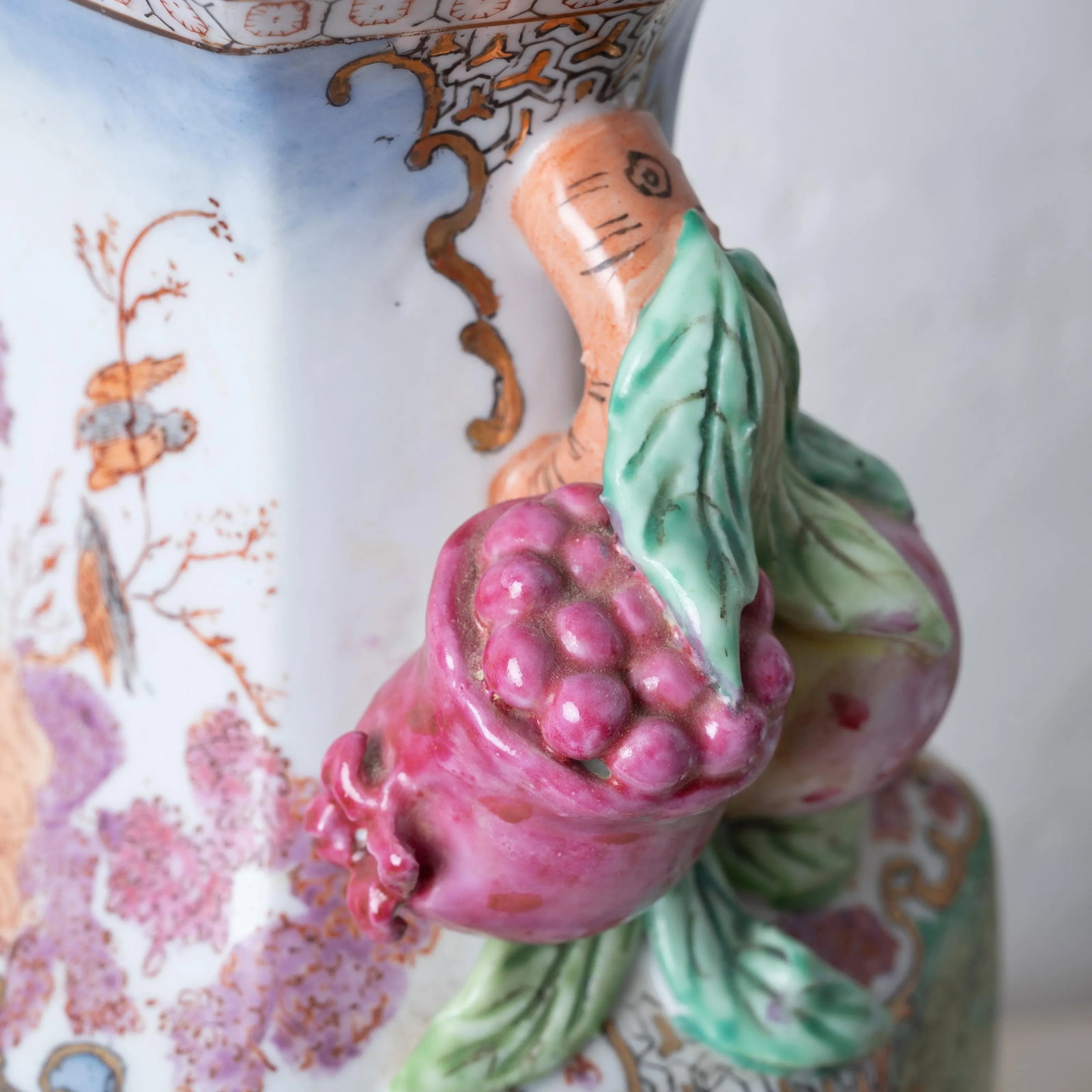 A Pair of Chinese Export Hunt Scene Porcelain Lamps - 9
