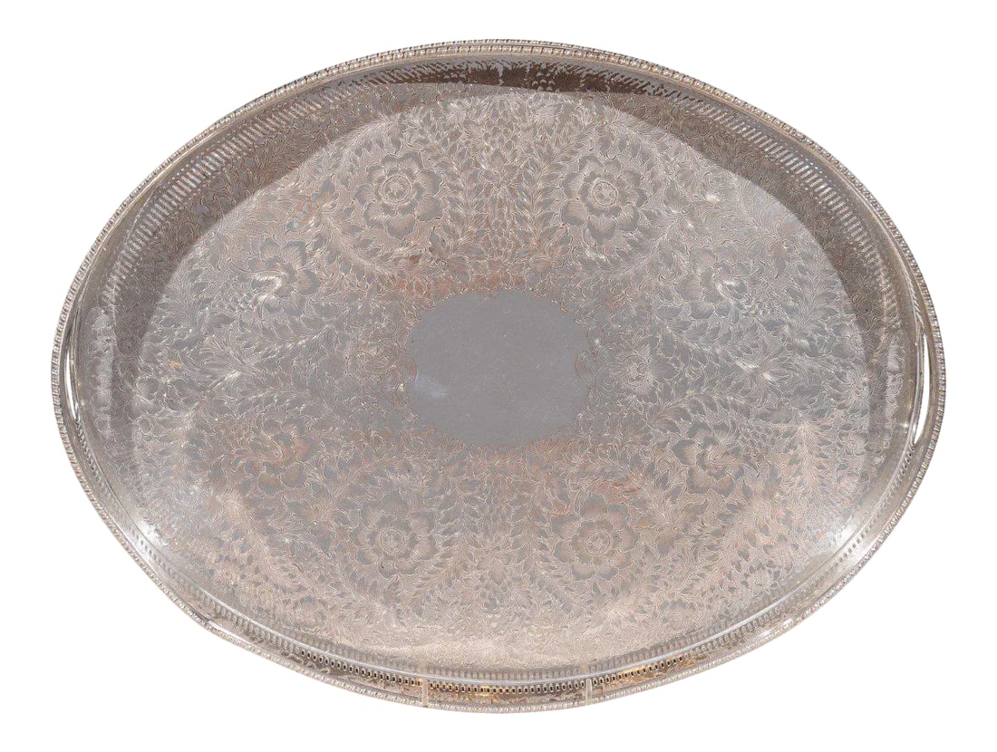 Early 20th Century English Edwardian Period Silverplate Tray: An English Edwardian period oval silver plated tray from the early 20th century, with pierced border, floral motifs and petite scrolling feet. Born in England in the early years of King Edward VII's r