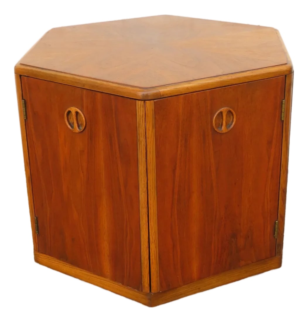 Lane Hexagon Mid Century Modern Nightstand Side End Lamp Table Bar Commode 6315: This gorgeous Side Lamp Table is made of wood, walnut, and veneer. The Table was made by Lane, STYLE 157953 SERIAL NO 4578170. The Table has a Mid Century Modern style and design, and walnut stain fin