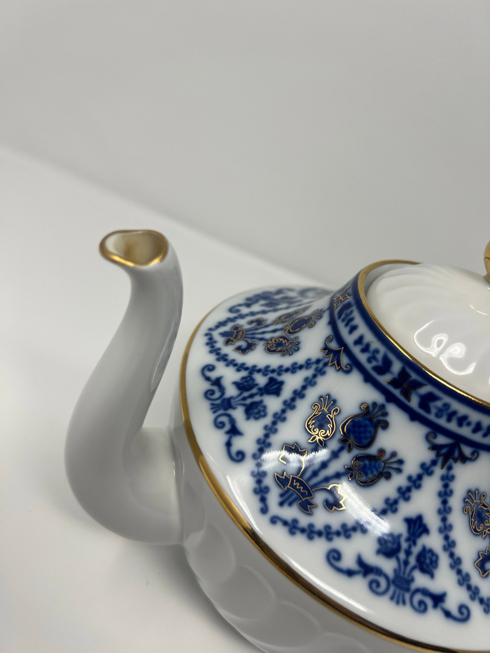 1970s Russian Lomonosov Hand-Decorated Porcelain Teapot With Cobalt Blue & Gold, St. Petersburg - 4